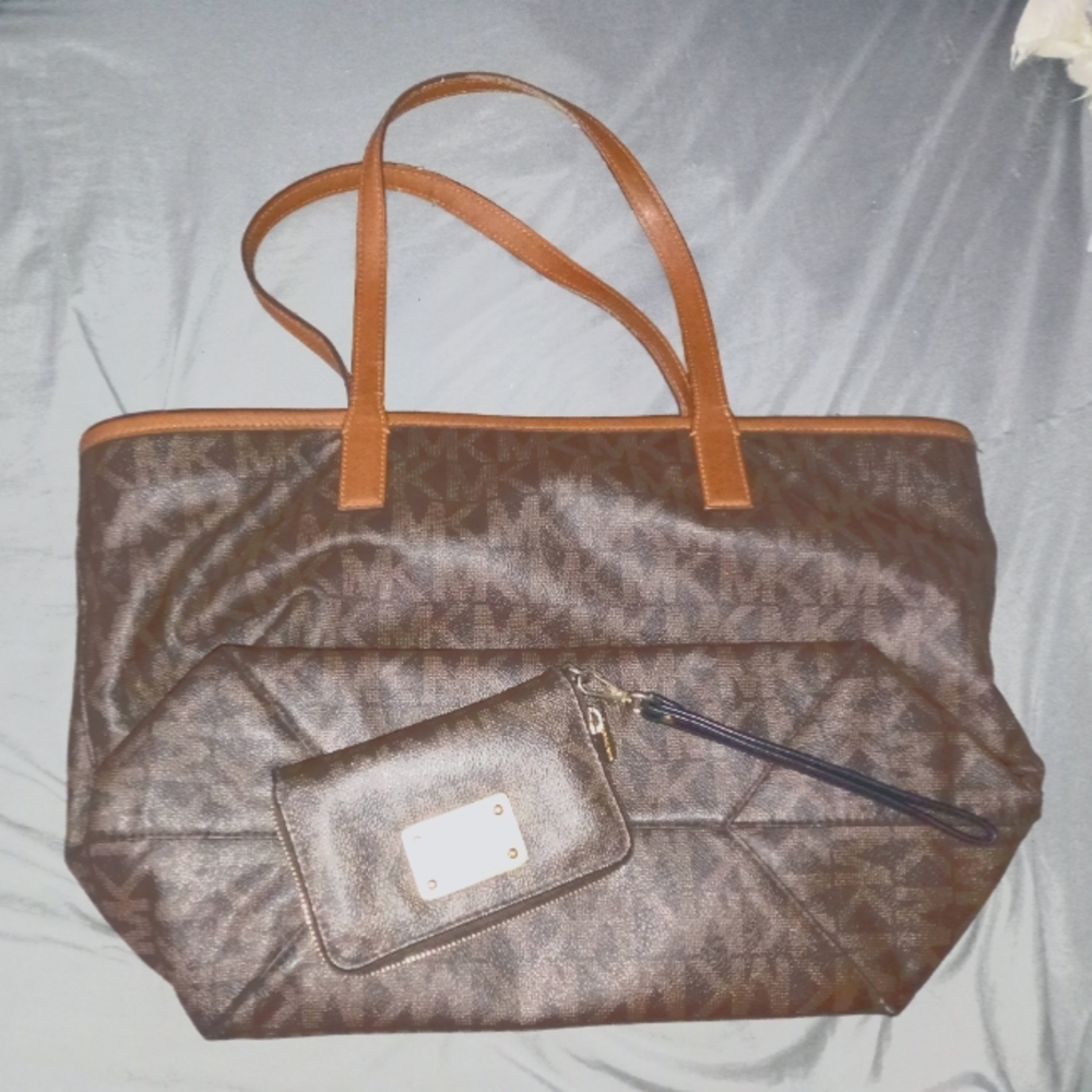 MICHAEL KORS AUTHENTIC TOTE AND MATCHING WRISTLET WALLET